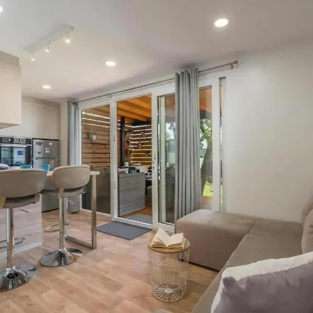 Strandhaus Ive Mit Whirlpool Und Schwimmbad 펜션