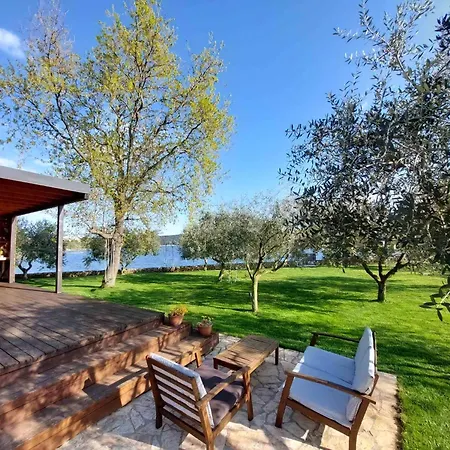 Strandhaus Ive: Beachfront Oasis With Whirlpool And Olive Grove * Pula